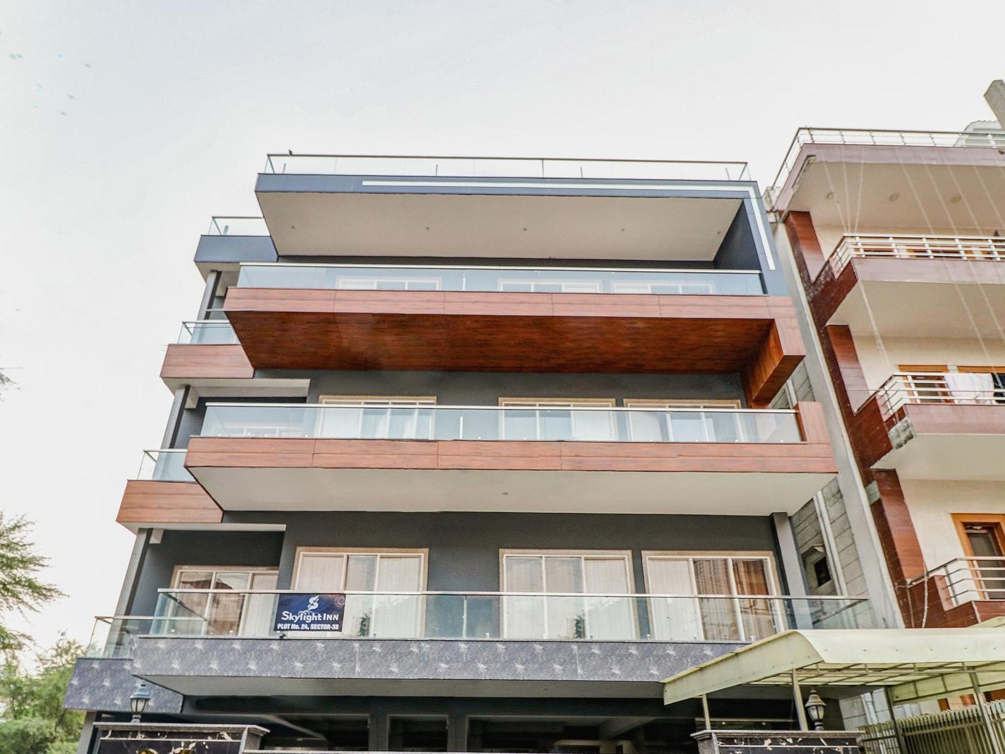 Отель Townhouse Skylight Near Medanta Hospital Гургаон Экстерьер фото